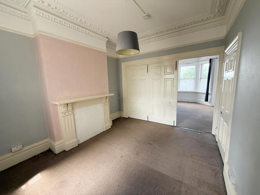 Lot: 167 - FREEHOLD BLOCK OF FLATS - Flat two rooms